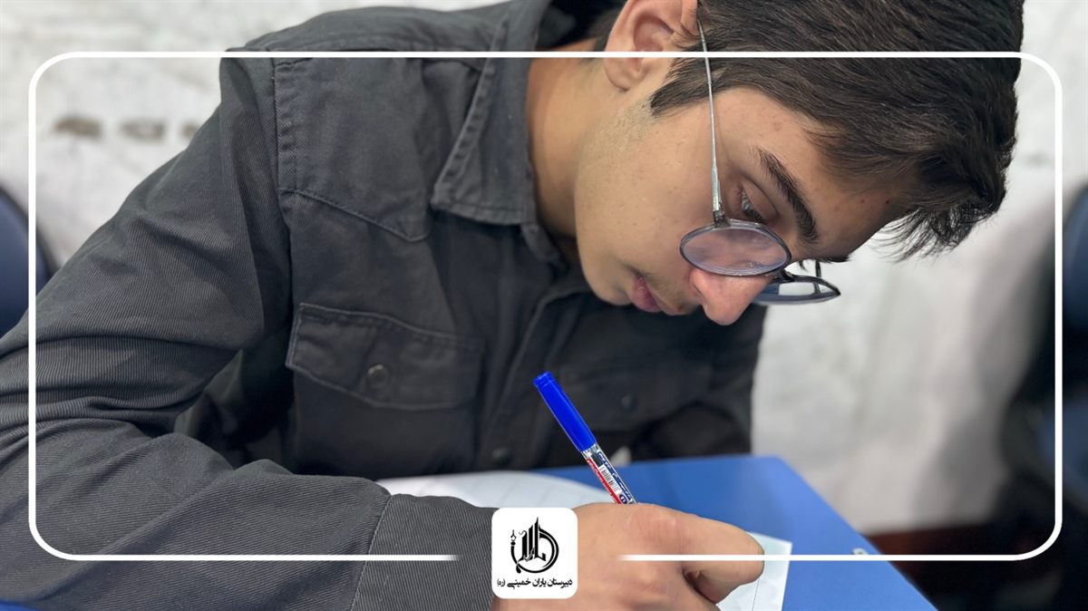 دانش‌آموز در حال نوشتن در کلاس